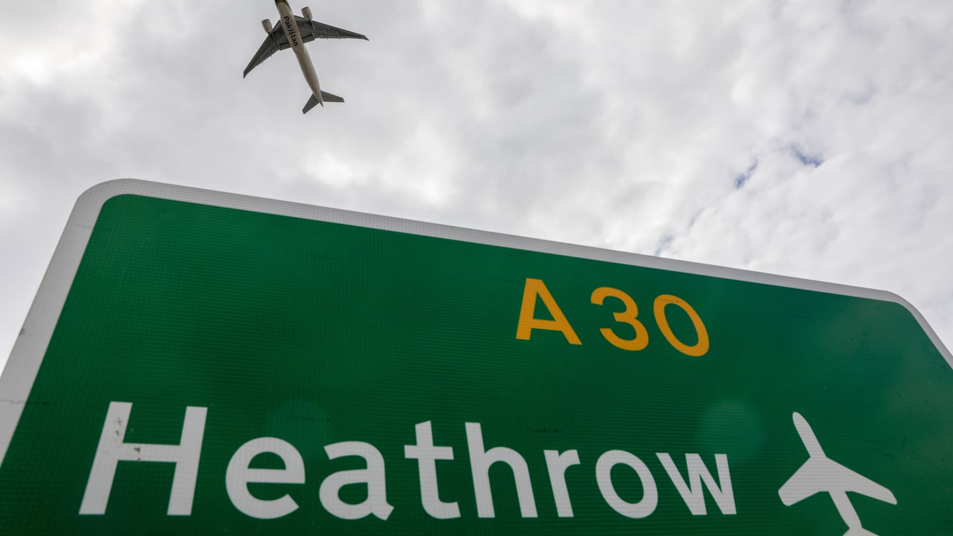 Heathrow Airport closes Friday after fire causes power outage