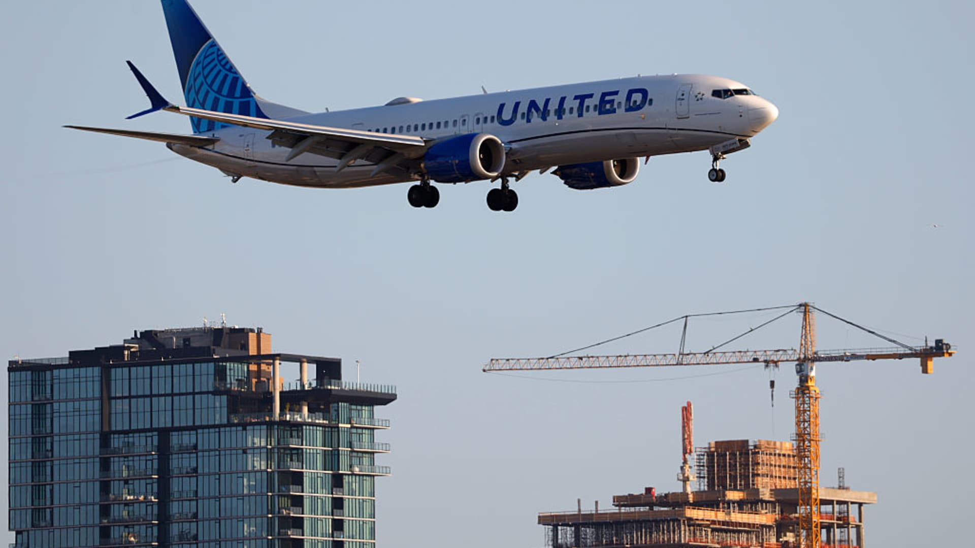 United Airlines' two forecasts reflect turbulence