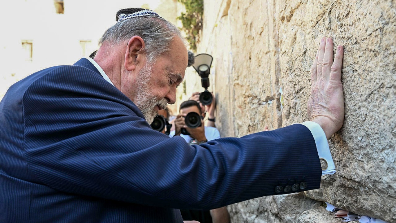 Trump's prayer for Israel peace delivered to Western Wall by Huckabee