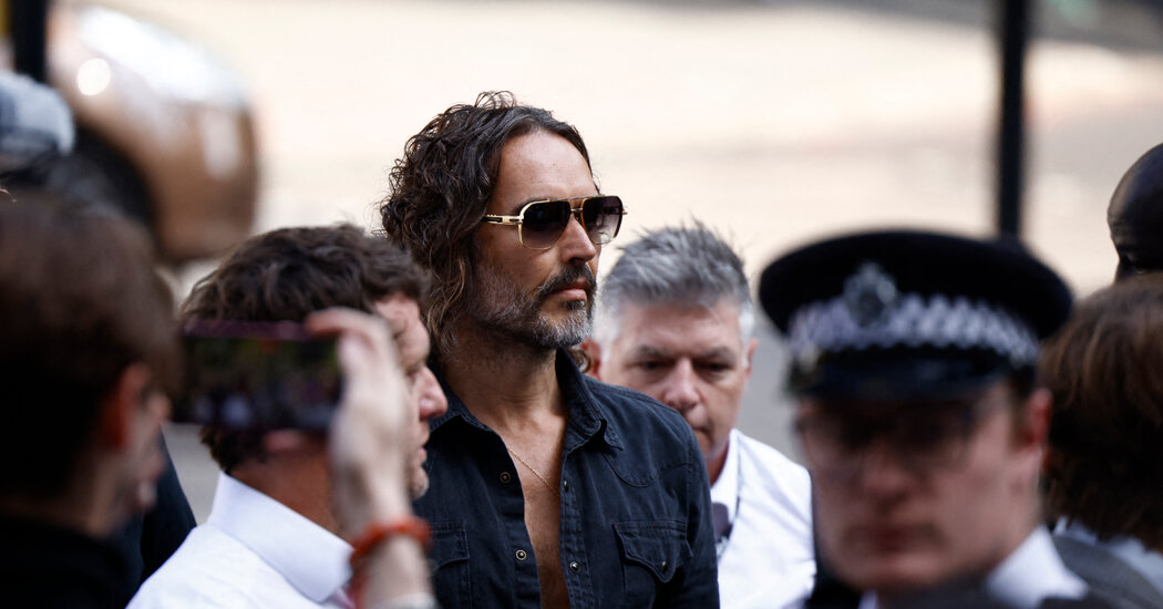 Russell Brand Is Granted Bail in U.K. Court Hearing on Rape Charges
