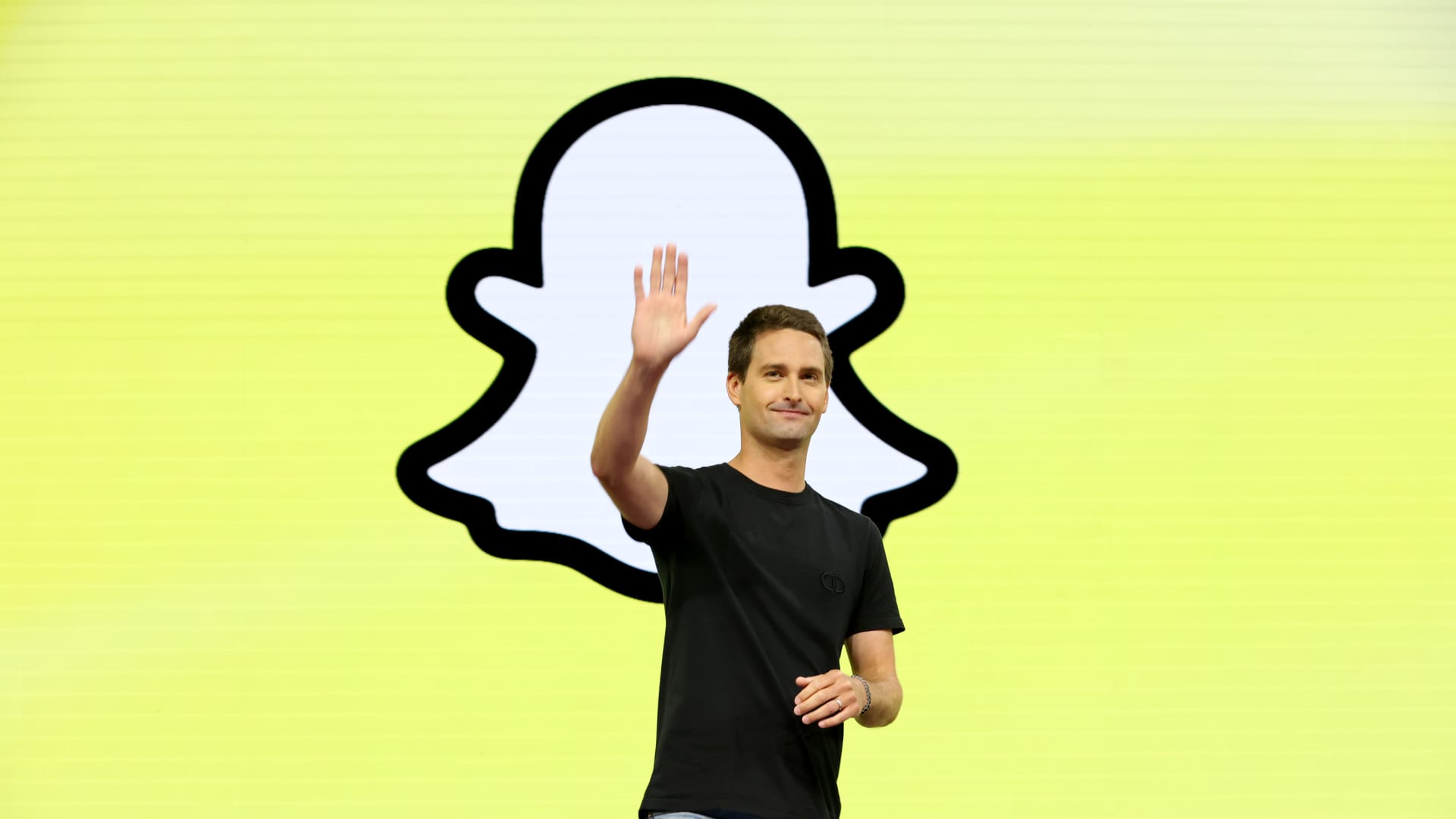 Snap sinks 14% after withholding guidance, citing ad concerns